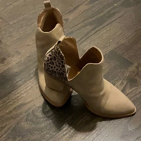 Dolce Vita Tan and Leopard Ankle Booties - Picture 2 of 6